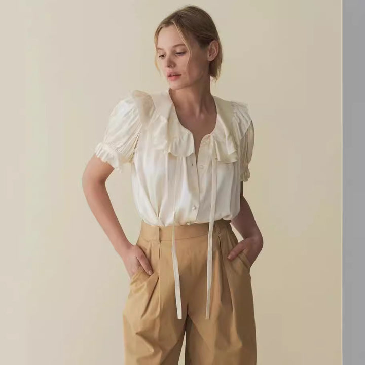 Damebluse med voluminøse ruffle detaljer og dekorative spændingselementer Stilla