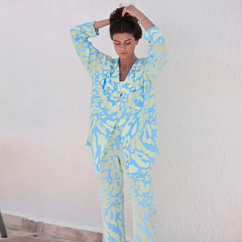Dame usædvanligt pyjamas-sæt med store geometriske mønstre og lette, åndbare materialer Stilla