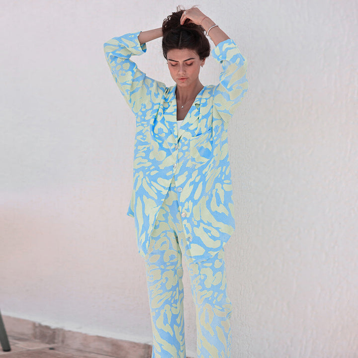 Dame usædvanligt pyjamas-sæt med store geometriske mønstre og lette, åndbare materialer Stilla