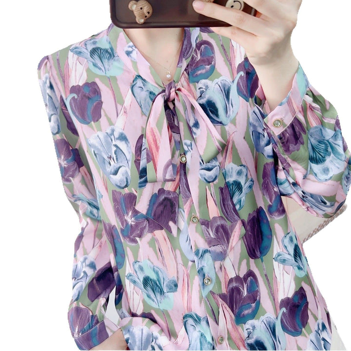 Damebluse med dekorativ slipskrave og blomsterdesign Stilla