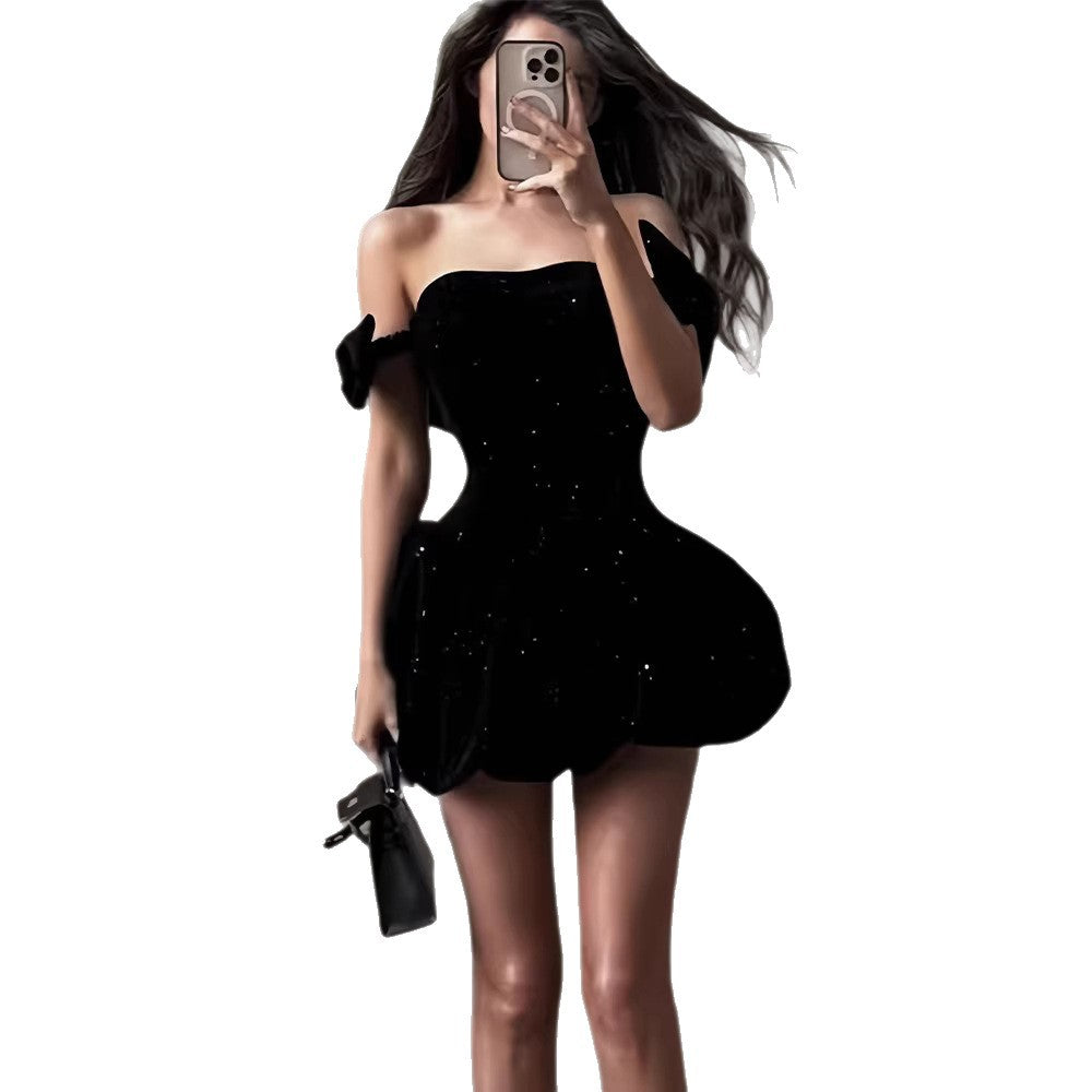 Kvindernes glitrende cocktailkjole med off-the-shoulder design og voluminøs skirt