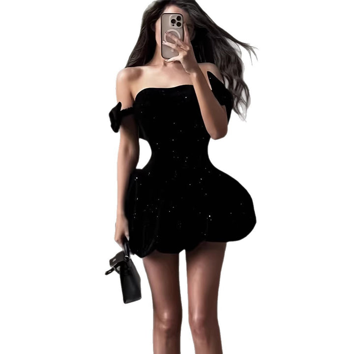 Kvindernes glitrende cocktailkjole med off-the-shoulder design og voluminøs skirt