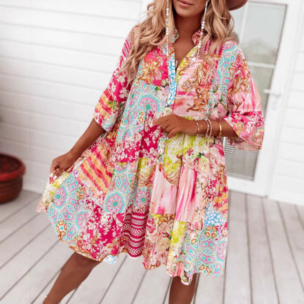 Dame i luftig stykke kjole i patchwork-boho-stil med stående krave, rynket talje-seam og trekvartærmer Skovae