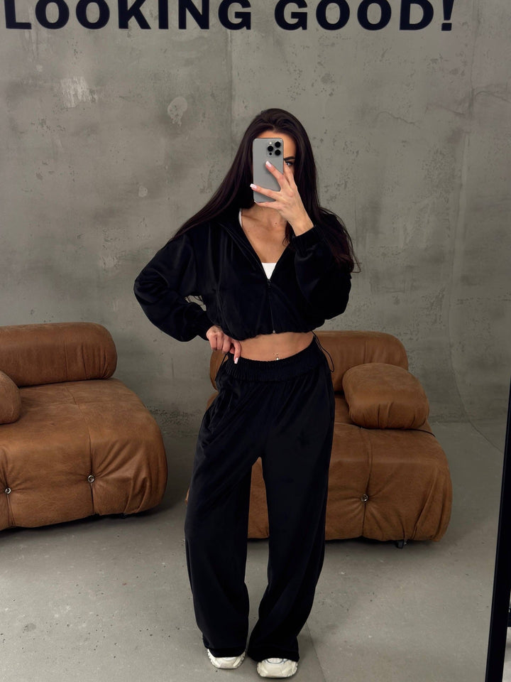 Kvinders afslappede velour loungewear sæt med cropped top og bred pasform Skovae