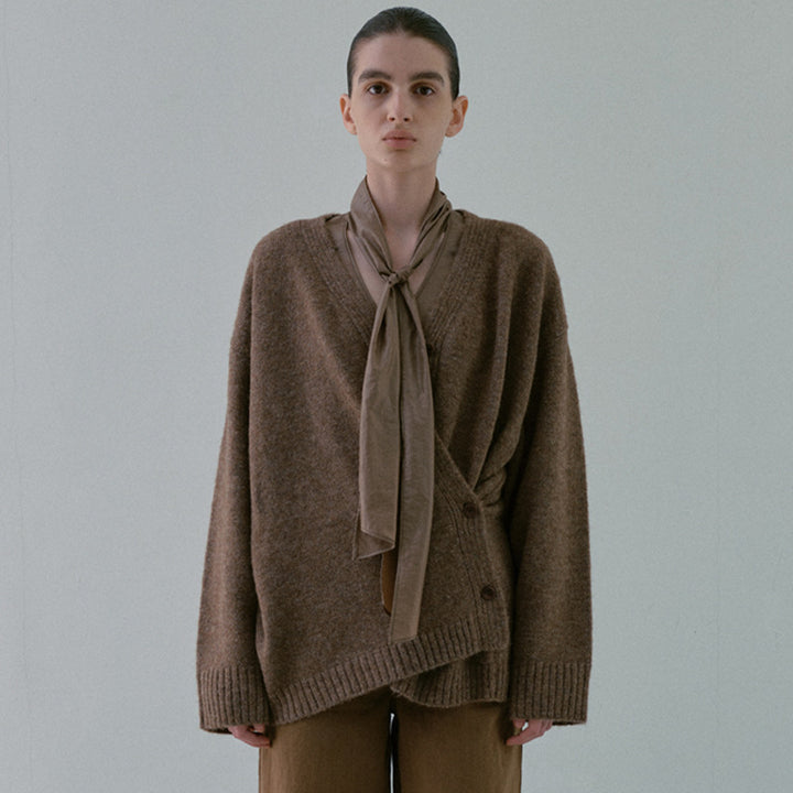 Dame Komfortabel Strikpullover med Wrap-design og elegante detaljer Stilla