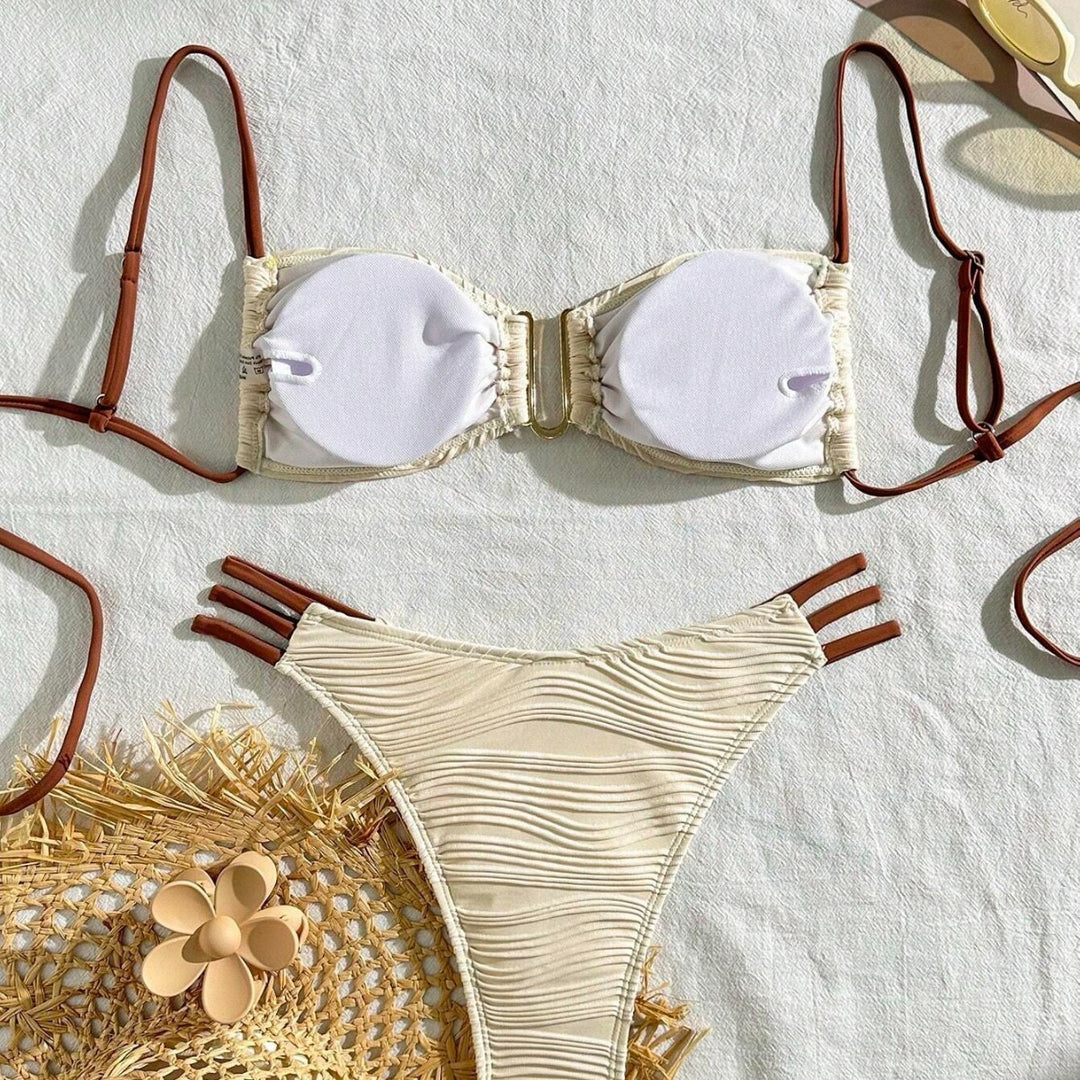 Dame trekant-bikini med elegant rynke design og fashionable strop detaljer Skovae