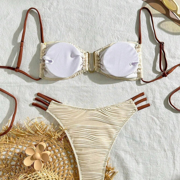 Dame trekant-bikini med elegant rynke design og fashionable strop detaljer Skovae
