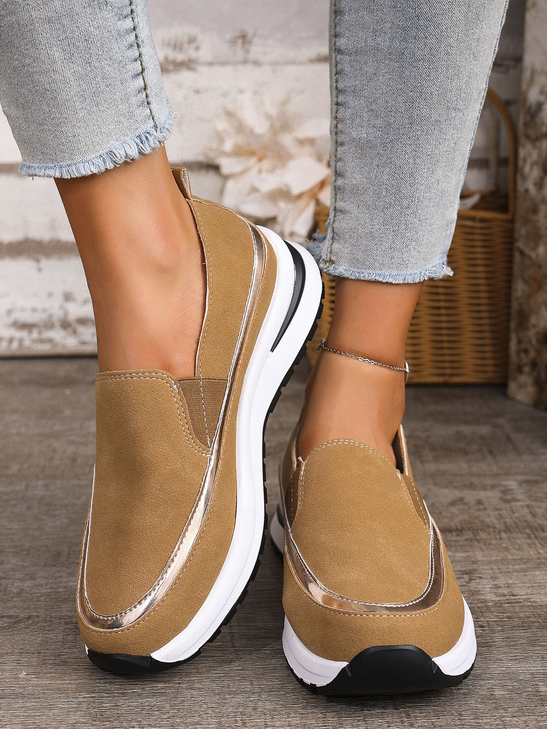Dame Slip-On Sneakers med højeffektivt dæmpning og elegant metalapplikation Stilla