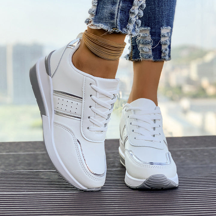 Dame nan City-Sneaker med dæmpet kilehæl, polstret komfortfodbed og elegante metallic-detaljer Skovae