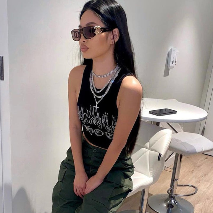Dame Crop-top med iøjnefaldende flammemotiv og blanke accenter Skovae