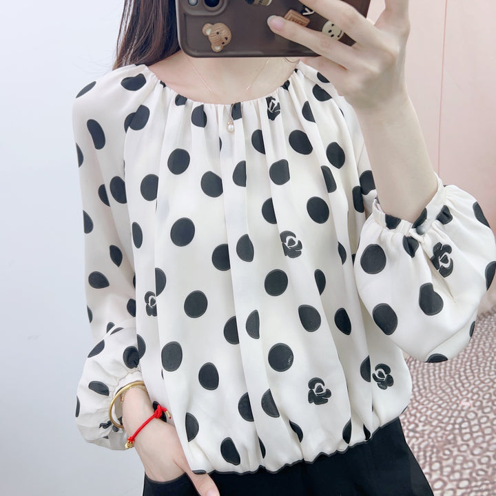 Damebluse med moderne prikkemønster og elegant puffærme Stilla