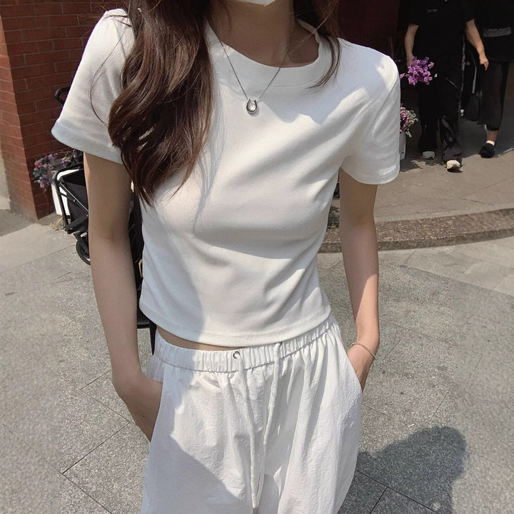 Dame cropped t-shirt i et moderne snit med rund hals og figursyet design