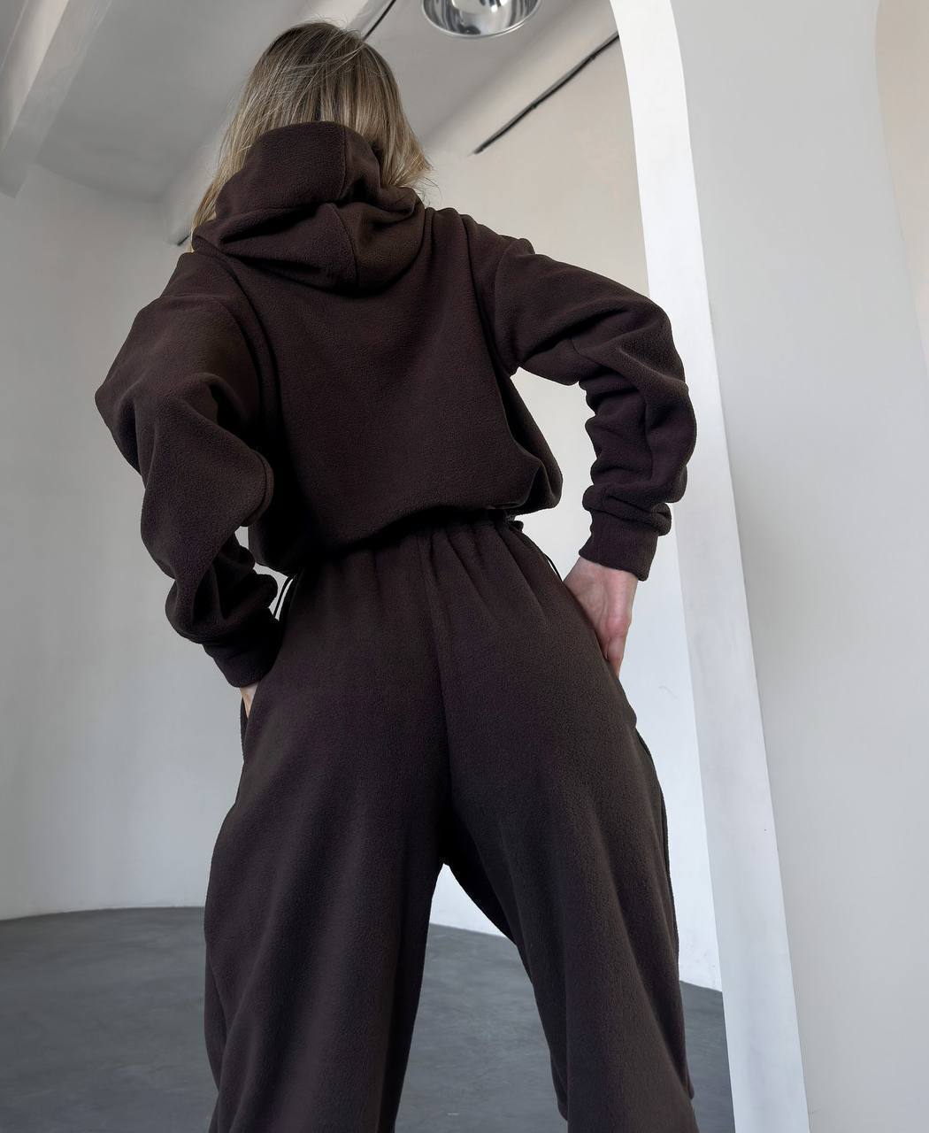 Kvindernes komfortable fleece jumpsuit med hætte og elastisk talje