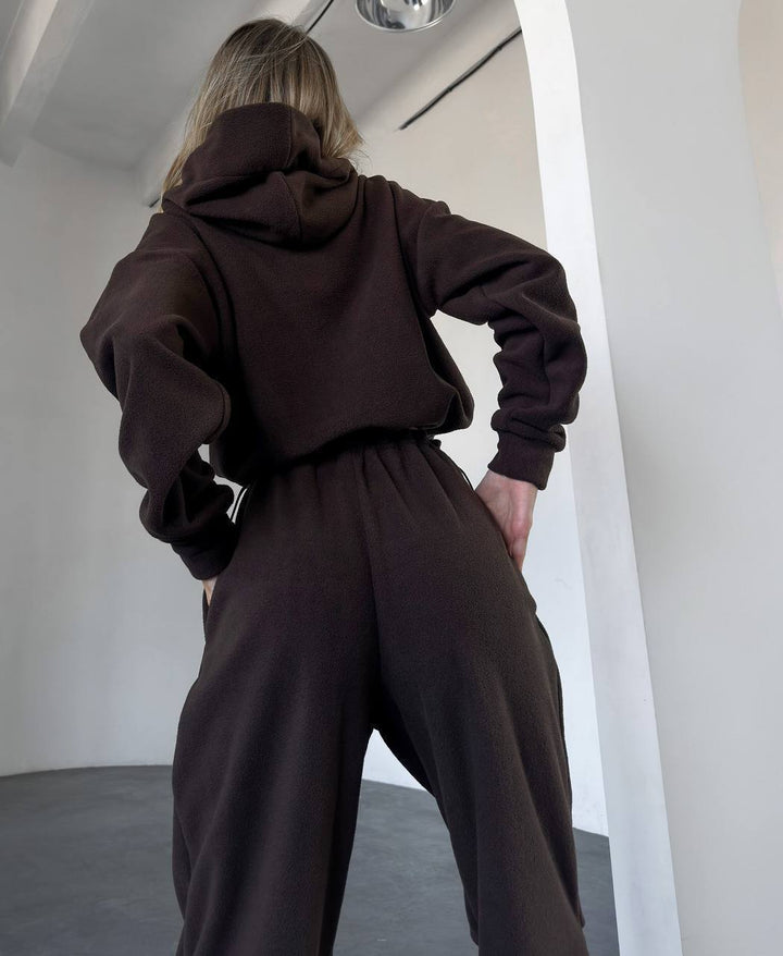 Kvindernes komfortable fleece jumpsuit med hætte og elastisk talje