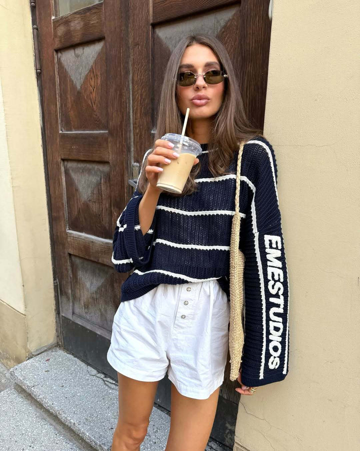 Damer oversized strikket sweater med stribet mønster og kreativ skrifttype Stilla