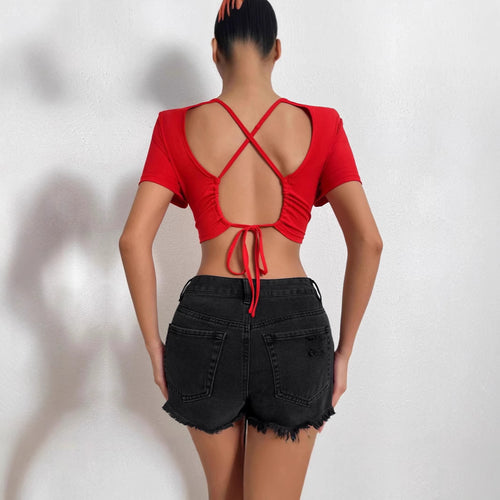 Dame kortærmet crop-top med figursnoet snit og enkelt design Stilla