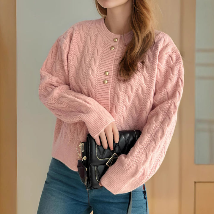 Dame cardigan med kabelmønster og elegante perleknapper Stilla