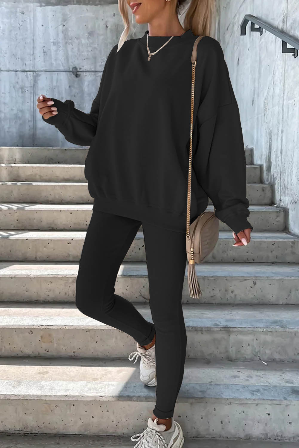 Kvinders sporty fritidssæt med afslappet oversized sweatshirt og tætsiddende leggings Skovae