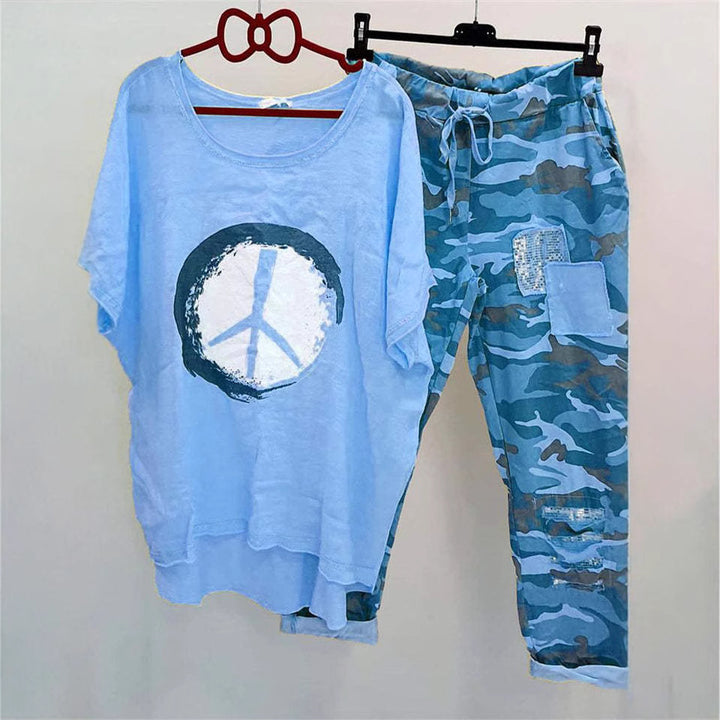 Damer med et afslappet fritidssæt med løst skåret linned-look t-shirt, fredssymbol og camouflage-joggingbukser med patchdetaljer Skovae