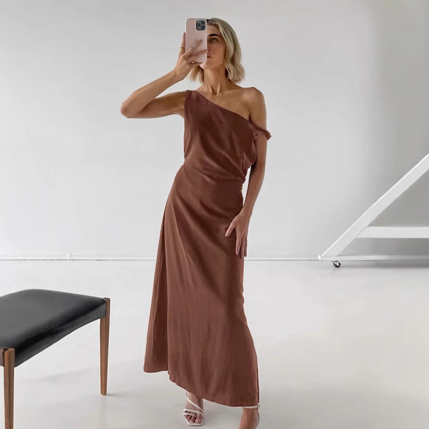 Dame maxikjole med asymmetrisk snit og elegant draperingsdesign Stilla