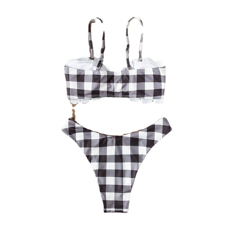 Dame bandeau-bikini med elegant ruffle-detail og ternet mønster Skovae
