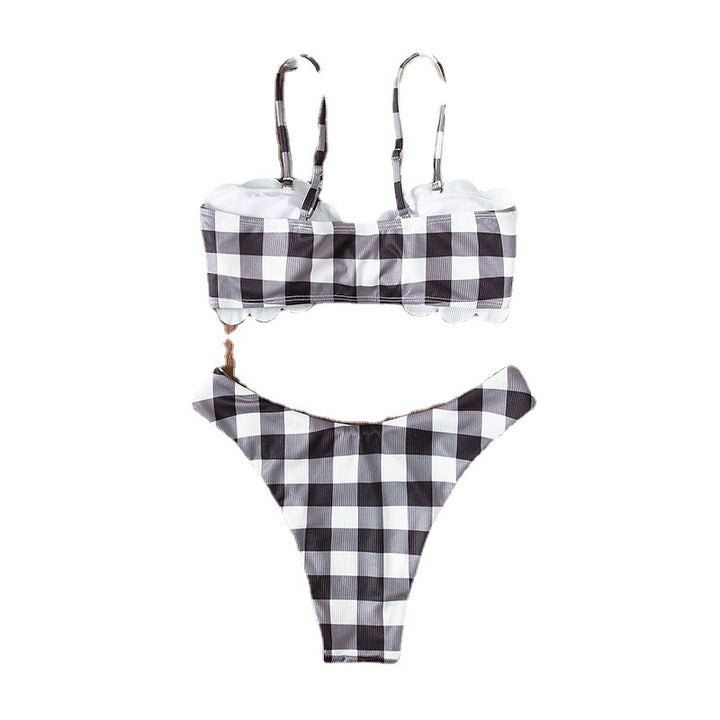 Dame bandeau-bikini med elegant ruffle-detail og ternet mønster Skovae