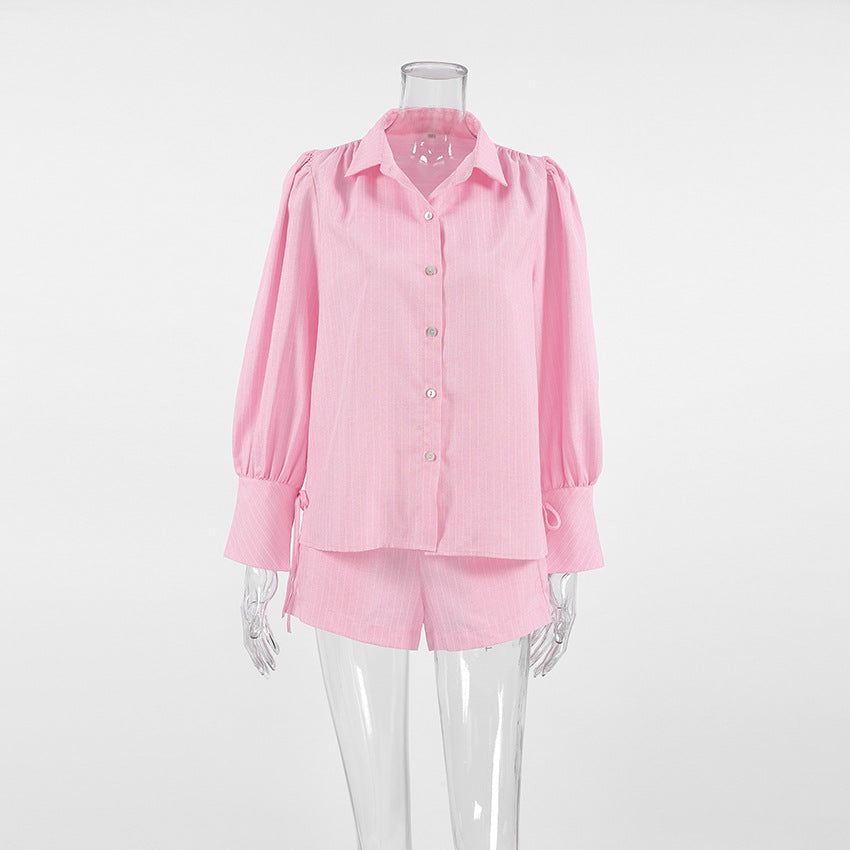 Dame sæt bestående af elegant bluse med puffærmer og korte shorts Stilla