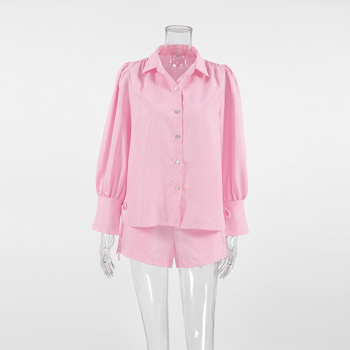 Dame sæt bestående af elegant bluse med puffærmer og korte shorts Stilla
