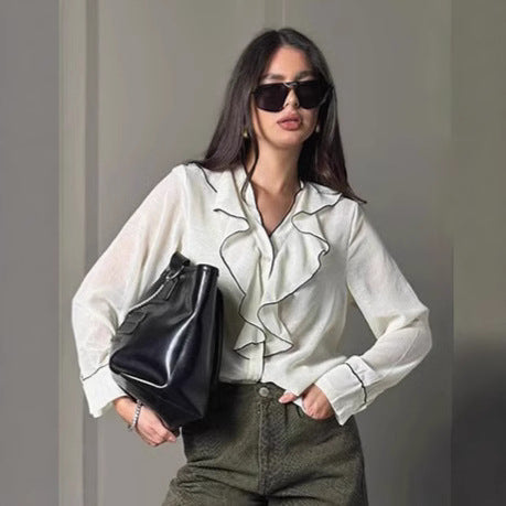 Damebluse med flæsedetaljer og elegant V-hals Stilla