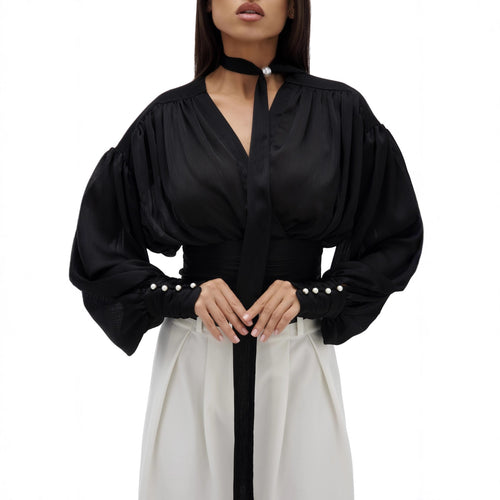 Kvinders bluse med voluminøse ærmer og elegante perleknapper Stilla