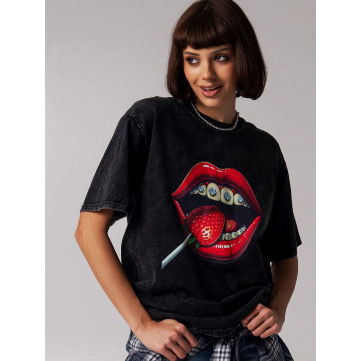 Dame T-shirt med kreativ læbe motiv og afslappet oversized pasform Stilla