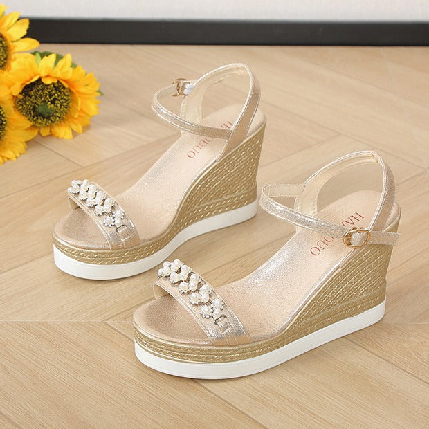 Dame Wedge-sandaler med elegante glimmer accenter og justerbar rem Stilla