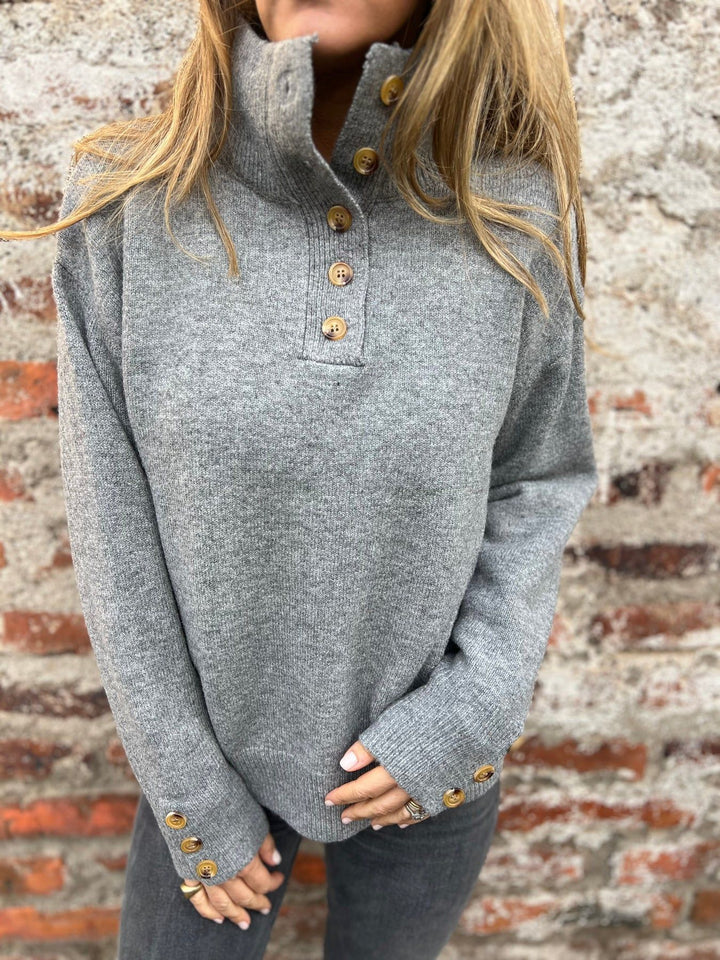 Kvinders hyggelige sweater med høj krave og dekorative knapdetaljer Stilla