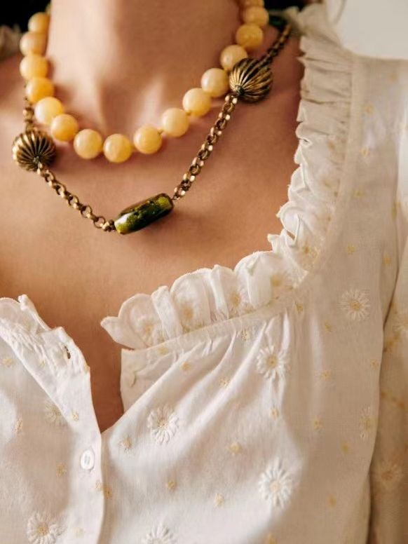 Damebluse med romantiske flæsedetaljer og fine broderier Stilla