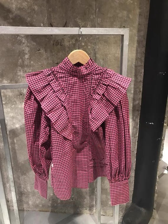 Damebluse med voluminøse flæsedetaljer og elegant ternet mønster Stilla