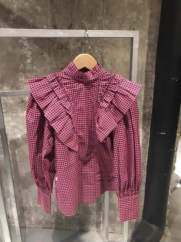 Damebluse med voluminøse flæsedetaljer og elegant ternet mønster Stilla