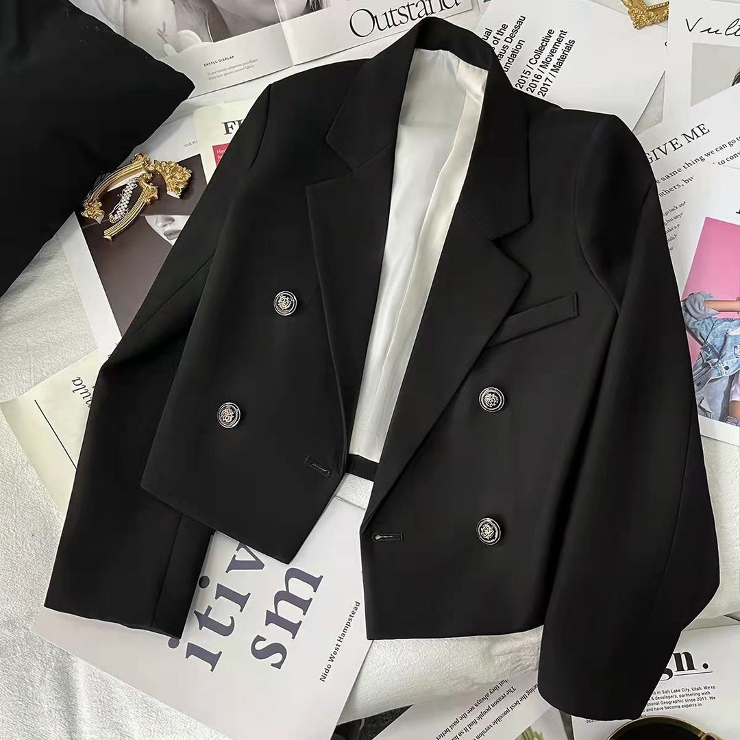 Kvinders kortskåret blazer med dekorative knapper Stilla