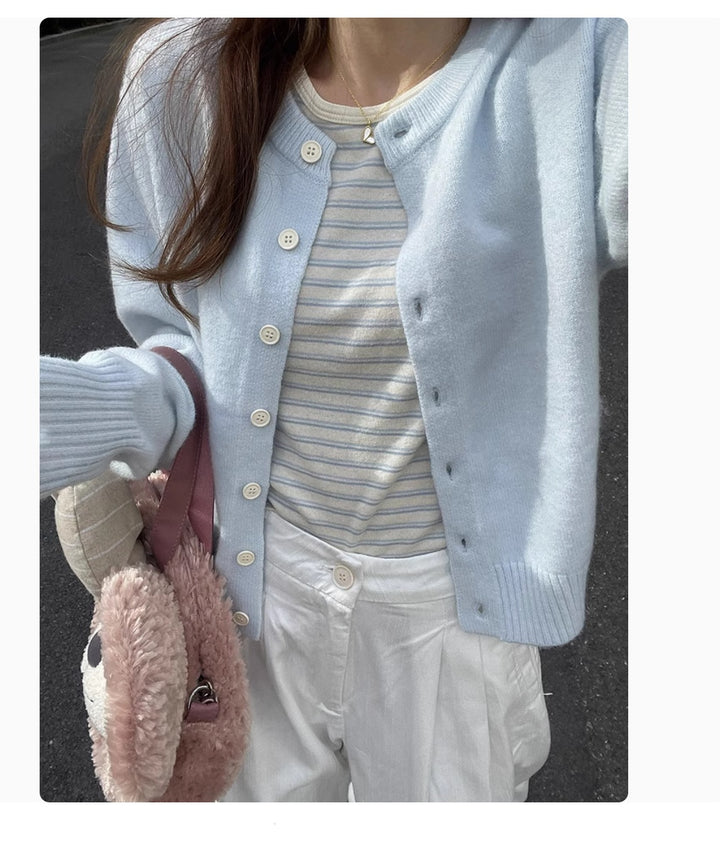 Kvinders elegante kortærmet cardigan med knapdetaljer og fin vævning Stilla