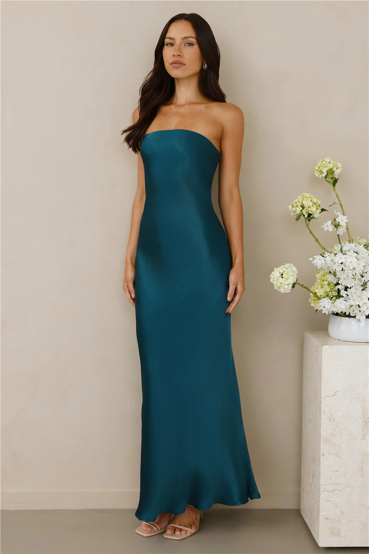Kvinders elegante off-shoulder maxi kjole lavet af satinlignende materiale