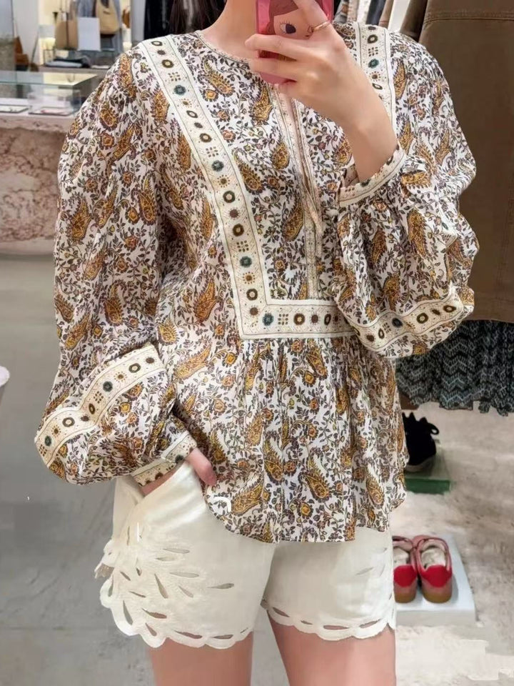 Damebluse med elegant blomstret mønster og rynker Stilla