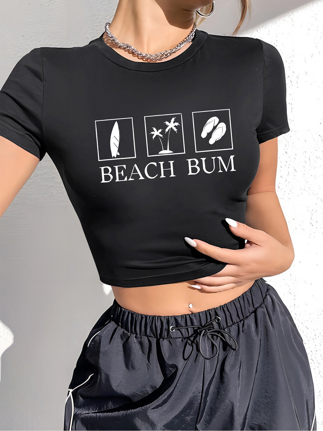 Damer Crop-T-Shirt med legende kirsebærmotiv og elegant sløjfeprint Skovae