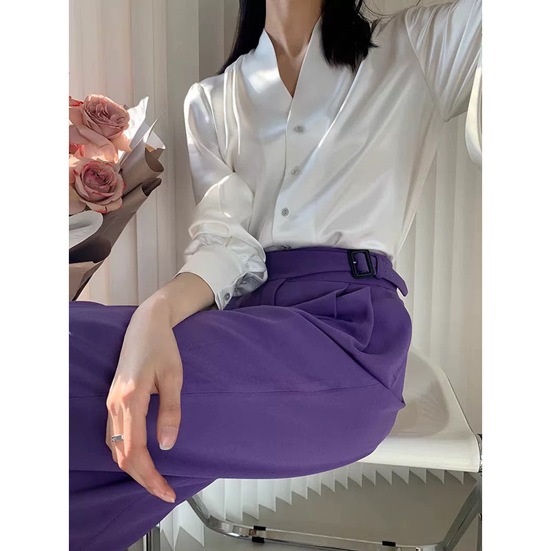 Dame elegant silke bluse med V-hals og fine knapdetaljer Stilla