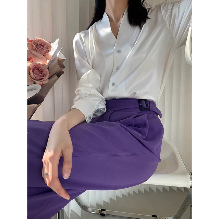 Dame elegant silke bluse med V-hals og fine knapdetaljer Stilla