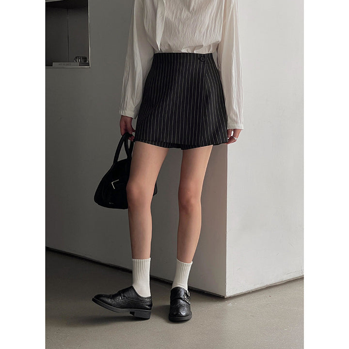 Dame elegante shorts med fine nålestriber og høj talje Stilla