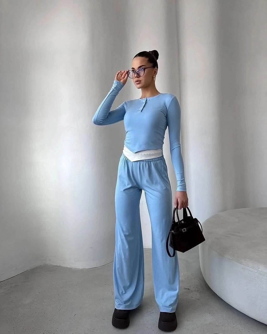 Kvinders loungewear sæt med langærmet skjorte og vide bukser