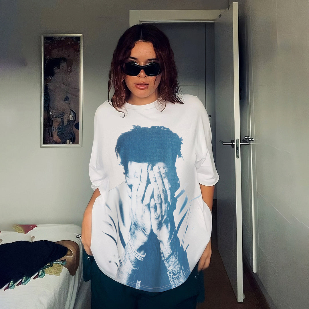 Dame afslappet T-shirt med glitrende korsdesign og generøs udskæring Skovae