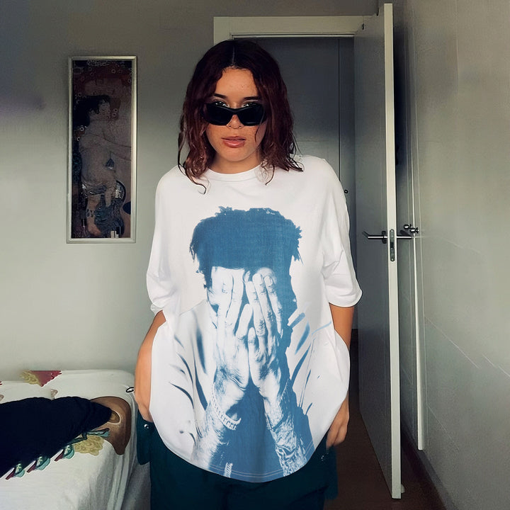Dame afslappet T-shirt med glitrende korsdesign og generøs udskæring Skovae
