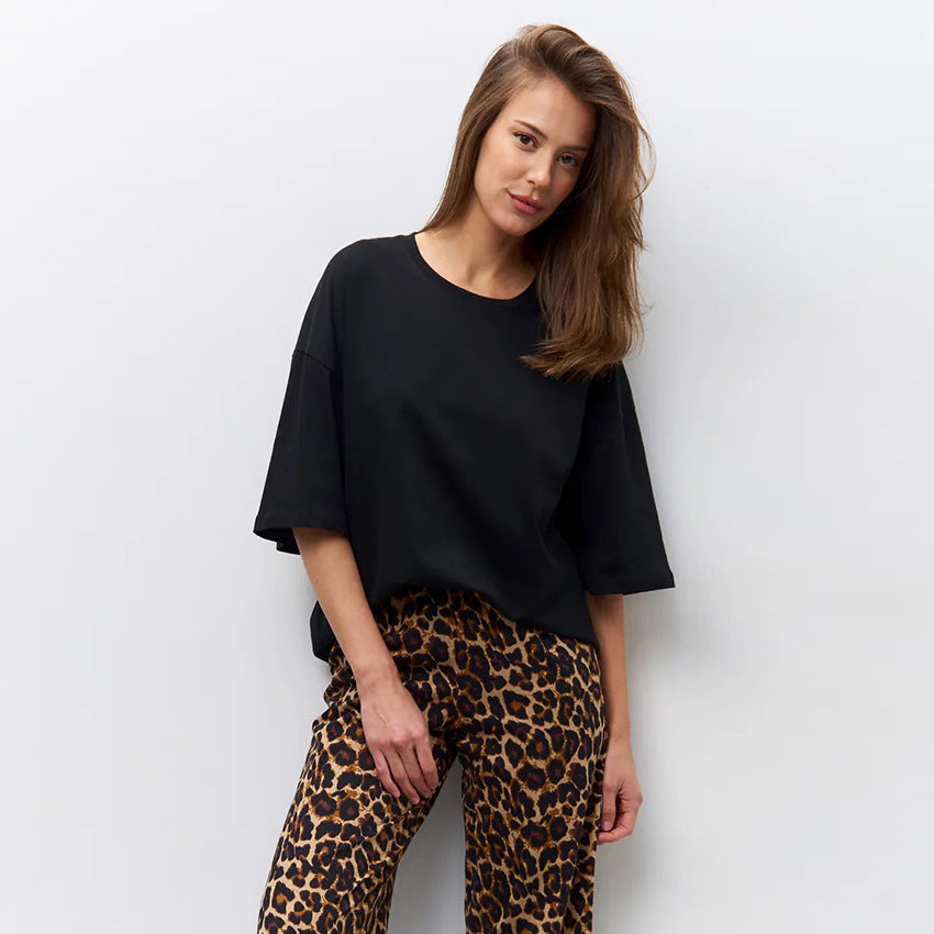 Damekombination af oversized T-shirt og brede leopardprint-bukser Stilla