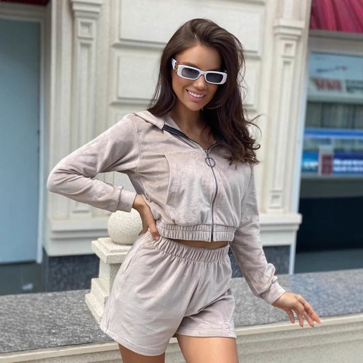 Kvinders stilfulde cropped hoodie og shorts sæt