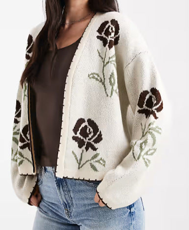 Kvinders cardigan med blomsterdesign og elegante detaljer Stilla